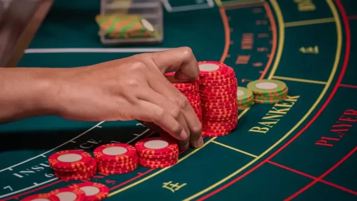 Trong bài viết này, chúng ta sẽ khám phá những mẹo chơi bài baccarat ăn tiền tại j88bet